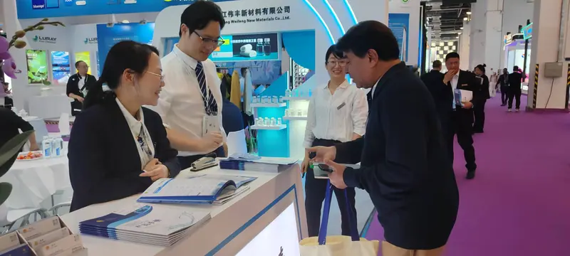 伟丰新材料展会现场客户交流